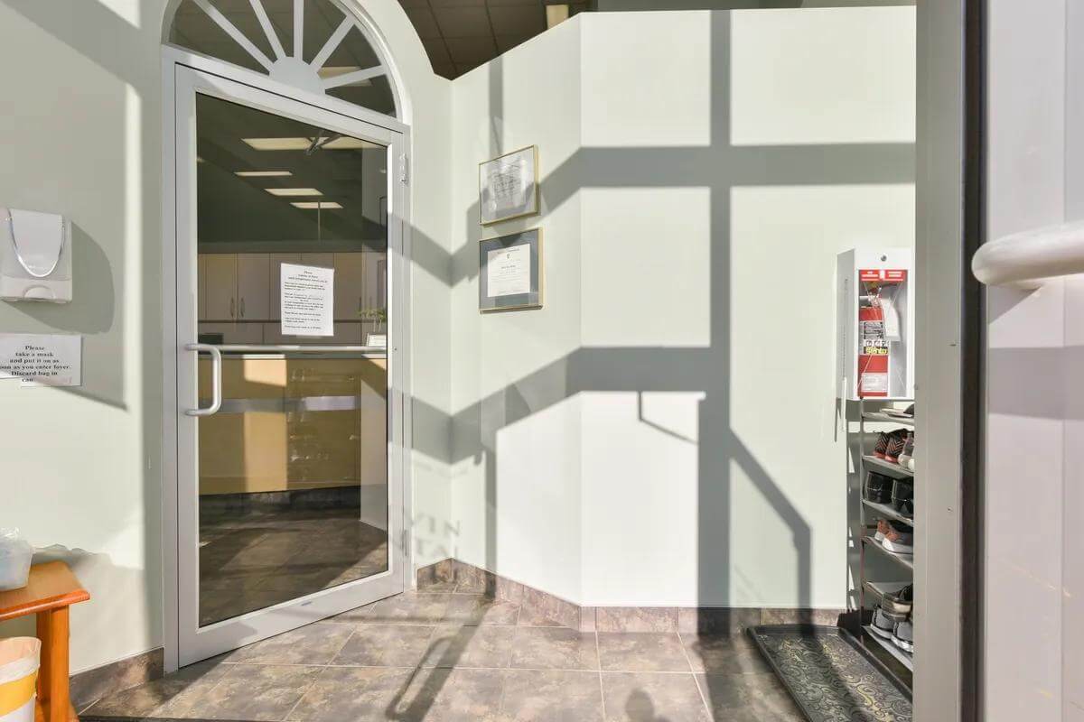 Front entrance - Dentist Medicine Hat